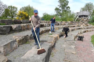 Dorpspenning voor drie vrijwilligers Stichting Graancirkel