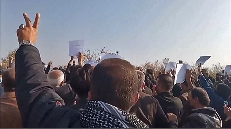 Een rouwende menigte in Saqez, de Koerdische geboortestad van Jina Mahsa Amini, die op 16 september overleed na haar arrestatie door de ‘religieuze politie’. Beeld ANP
