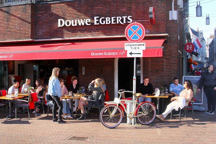 Buigen Recreatie kleermaker Toch weer een Heavenly Hazel of Lazy Noon: Douwe Egberts Café komt terug  naar Enschede | Enschede | tubantia.nl