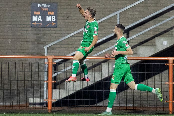 Mathis Suray (links) viert de 0-1 tegen FC Volendam.