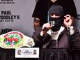 Jake Paul draagt een balaclava tijdens de persconferentie.