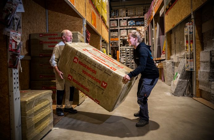 Bij Hornbach in Wateringen kopen mensen islolatiemateriaal. Nu de energiekosten enorm hoog zijn proberen mensen hun huis extra te isoleren.