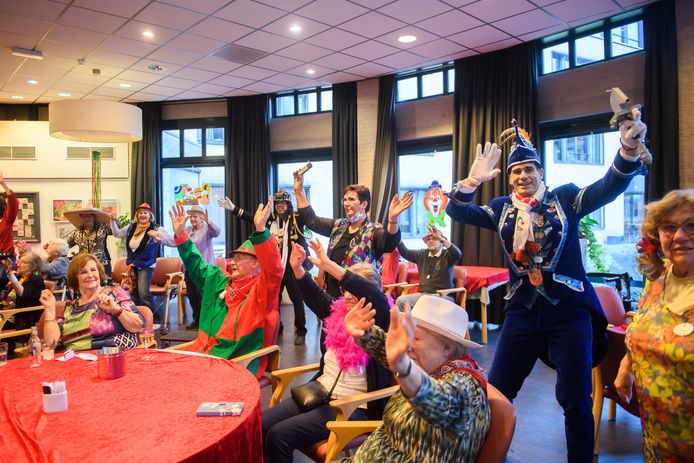 Prins Snoek van Totdenringen viert feest met bewoners Zuiderhout.