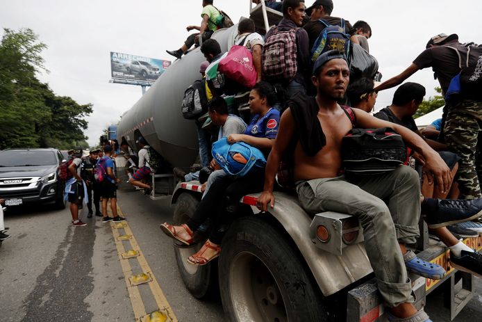 Hondurese migranten zitten op een vrachtwagen en proberen zo de Verenigde Staten te bereiken. Archieffoto.