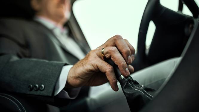 Waarom je jouw hand beter niet op de versnellingspook legt tijdens het rijden