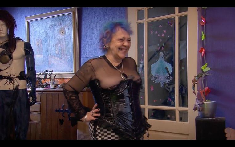 Karien (55) in een soort korset. Beeld RTL