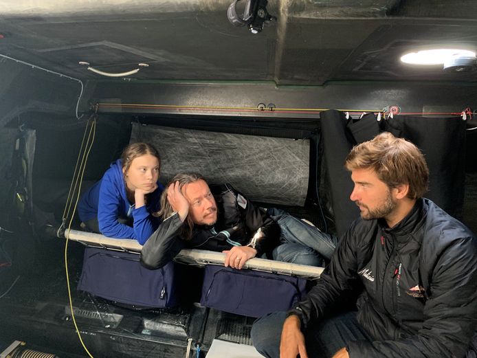 KLimaatactiviste Greta Thunberg met haar vader en Skipper Boris Herrmann aan boord van de zeilboot die hen de Atlantische Oceaan moet overbrengen.