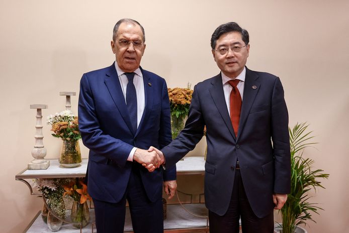 De Russische minister van Buitenlandse Zaken Sergej Lavrov en zijn Chinese collega Qin Gang.