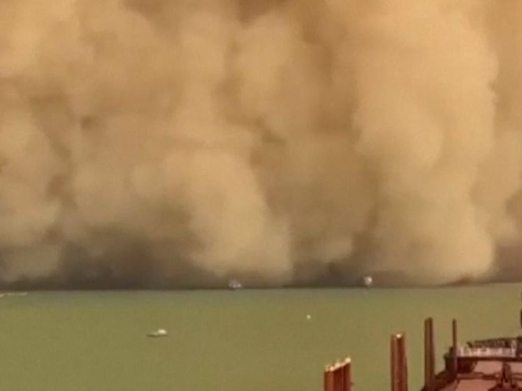 Gigantische zandstorm raast over Suezkanaal