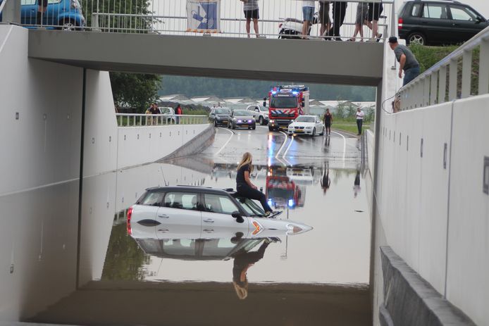 In Ridderkerk is een jonge dame met haar auto gestrand in een ondergelopen tunnel. Ze is in afwachting van hulp op haar dak gekropen. De vrouw is met behulp van een ladder gered.
