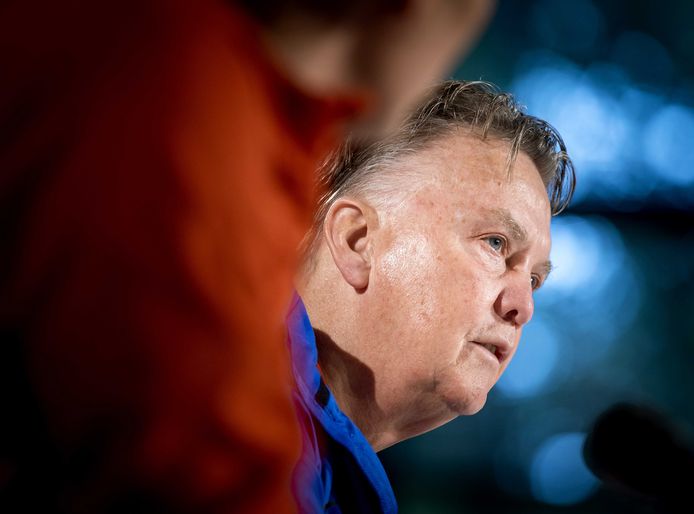 L'allenatore della nazionale Louis van Gaal durante la conferenza stampa.