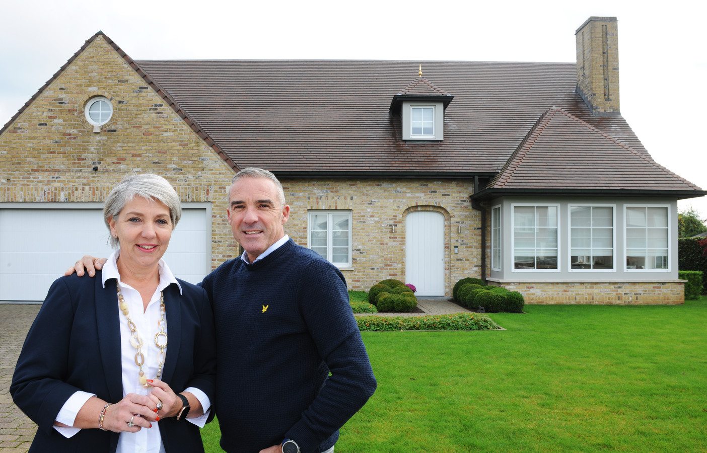 Yves (51) en Bettina (49) investeerden 100.000 euro in de renovatie van de benedenverdieping van hun villa.