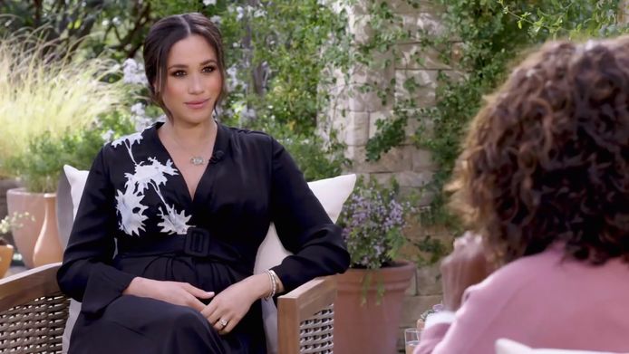 Deze zwarte Giorgio Armani-jurk droeg Meghan tijdens het gesprek.