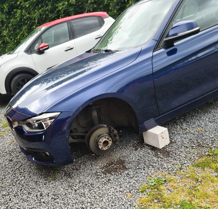 I ladri hanno lasciato la BMW di Natasja a Wakken sui blocchi, senza gomme e senza cerchioni.