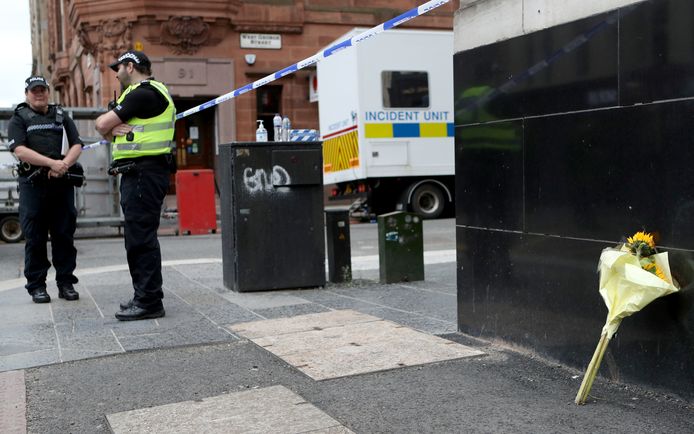 Een bosje bloemen nabij de plek van het incident herinnert aan de steekpartij waarbij vrijdag zes gewonden vielen, waaronder een politieagent. (27/06/2020)