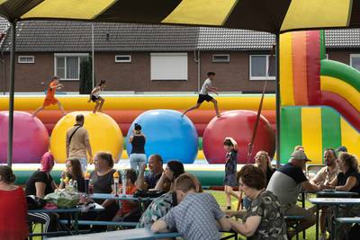 Springen, klauteren en glijden op een dino, haai of aap; springkussenparadijs strijkt neer in Asten