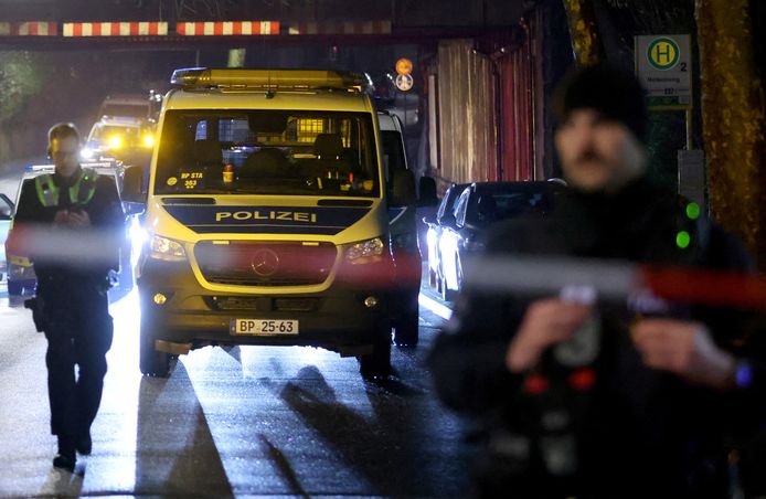 Politieagenten zetten de plek van het ongeval af.