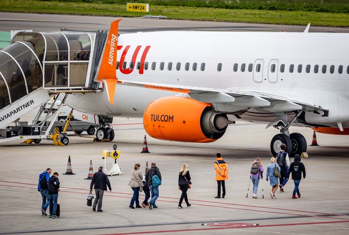 Passagiers op de luchthaven van Rotterdam the Hague airport. Passagiers op weg naar de vertrekhal op de luchthaven van Rotterdam.