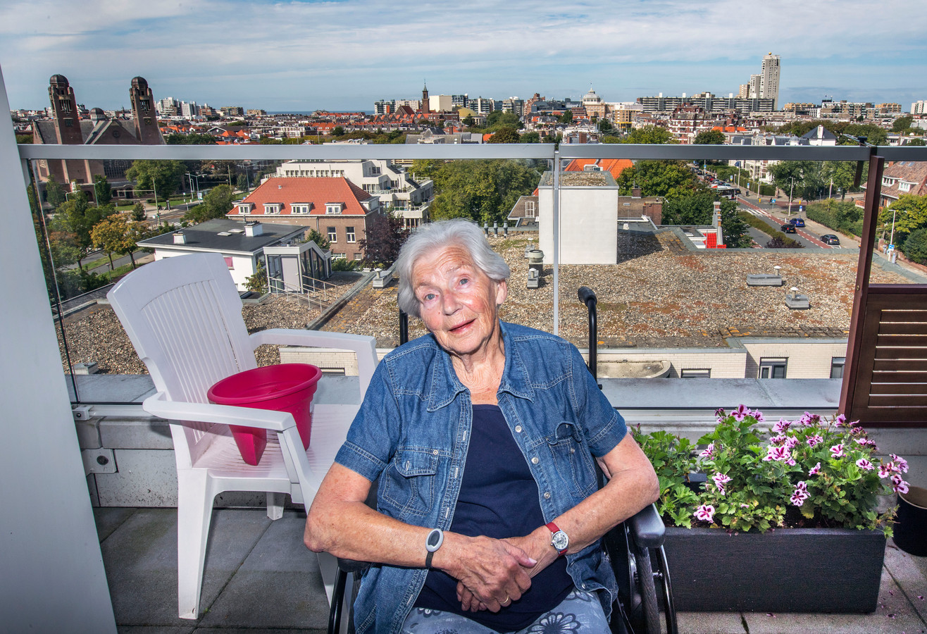Truus Davidse in haar appartement in Zeewinde, met het uitzicht over Scheveningen waar haar man zo van hield.