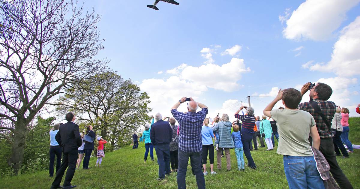 Flypast Dakota DC-3 uit Tweede Wereldoorlog boven Opijnen en Fort Vuren afgelast