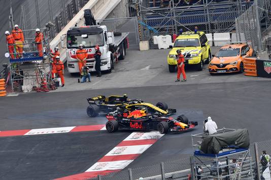 Max Verstappen steekt voorbij Carlos Sainz