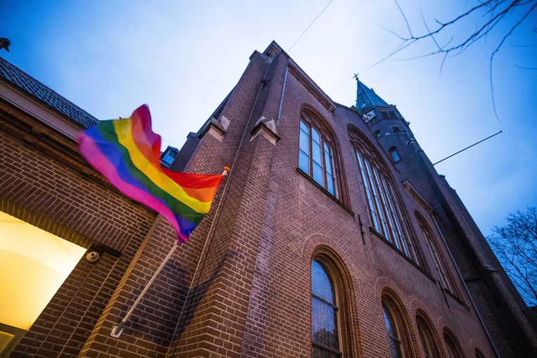 Een regenboogvlag hangt uit bij de Oranjekerk als statement tegen de zogeheten Nashville-verklaring.  Beeld ANP
