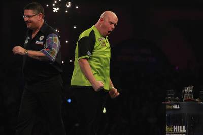 Weergaloze Van Gerwen plaatst zich voor vierde WK-finale