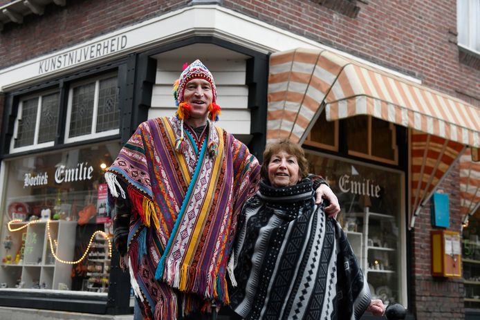 Hilde van Ommen, de 79-jarige eigenaresse van Boetiek Emilie in Delden, gaat met pensioen. Haar zoon Ernst neemt de zaak over maar slaat een hele andere weg in.