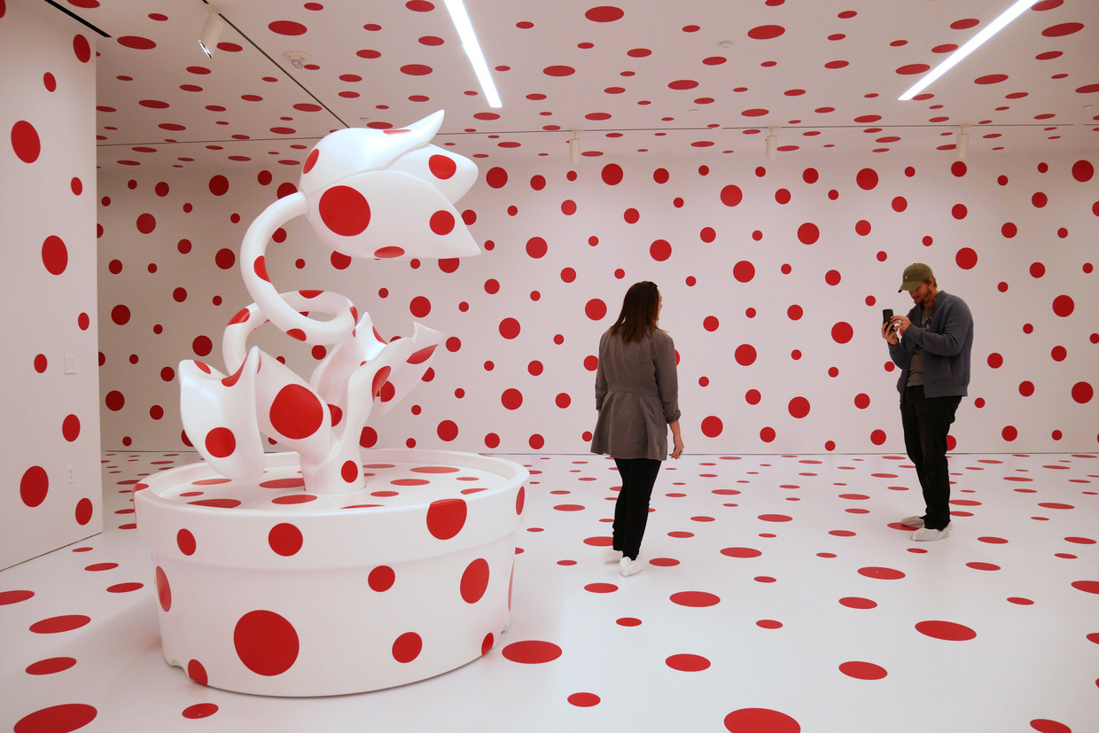 'With all my Love for the Tulips, I Pray Forever' (2011) van Yayoi Kusama, in de Marciano Art Foundation in Los Angeles. Beeld Robin Broos