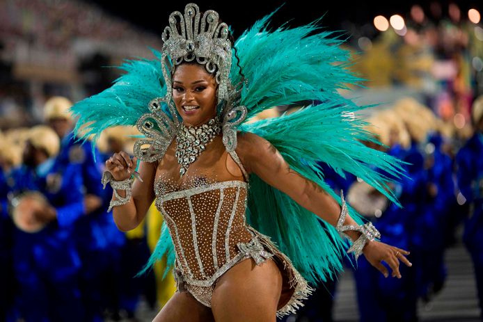 Een danseres van de samba-school ‘Unidos da Tijuca’ showt ingespannen haar kunsten tijdens de tweede avond van het carnaval in Rio de Janeiro, Brazilië. Foto Mauro Pimentel