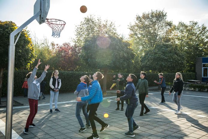 School in Kloosterzande laat kinderen meer buiten spelen. kunnen hun hoofd leeg maken | Zeeuws-Vlaanderen | pzc.nl
