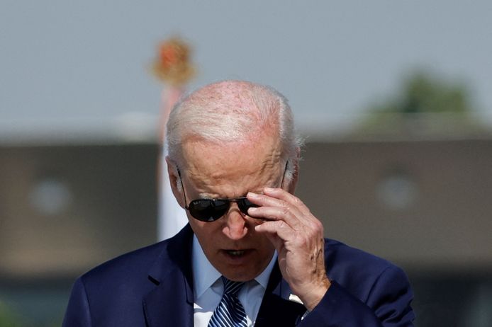 President Joe Biden wil de prijzenhausse blussen, maar ziet zijn populariteit net dalen door de prijzenstijging.