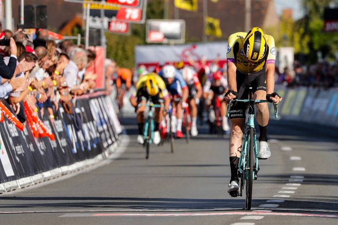 Timo Roosen buigt het hoofd. Dylan Groenewegen sprint in de achtergrond naar de derde plek.