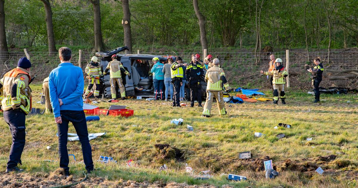 Twee ernstig gewonden door ongeluk op A1 bij Bathmen, berm bezaaid met vakantiespullen.