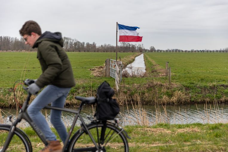 Een omgekeerde vlag als boerenprotest. Beeld Herman Engbers