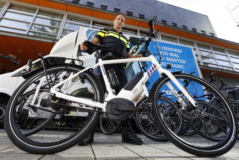 De politie in Gelderland-Midden ontvangt de eerste nieuwe dienstfietsen die zijn uitgeleverd door Koga en Batavus, merken van de Accell Group. Beeld ANP