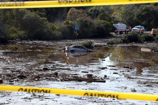 Een voertuig zit vast in de modder in Montecito, Californië.