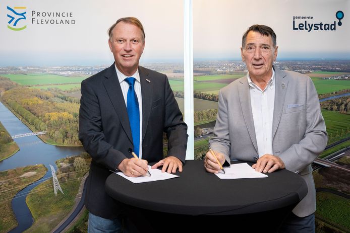 Jan de Reus, namens provincie Flevoland, en Luc Baaten, wethouder gemeente Lelystad, ondertekenen de samenwerkingsovereenkomst voor de aanleg van twee nieuwe wegen in Lelystad-Zuid.