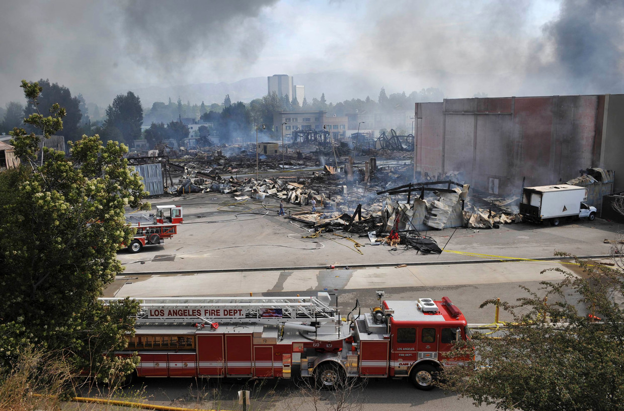 Het in de as gelegde gebouw van Universal Studios in Californië in 2008. Beeld REUTERS