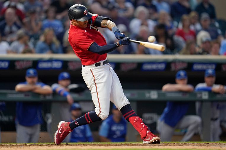 Carlos Correa slaat de bal tijdens een wedstrijd in Minneapolis. New York Mets probeert de speler te verleiden met een deal van 297 miljoen euro over twaalf jaar. Beeld AP