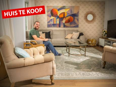 Deze twee-onder-één-kap is in jaren-30 stijl, maar toch modern