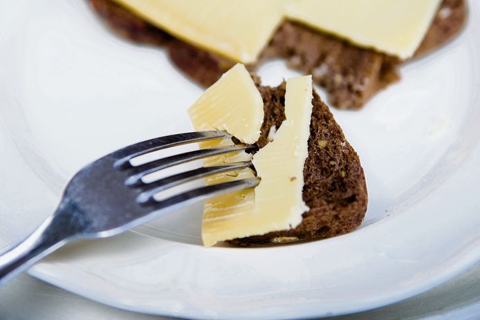 Een bruine boterham met kaas.