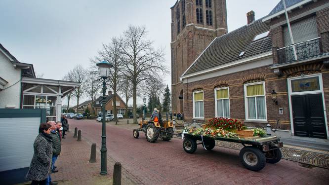 Op platte kar achter zijn oude, vertrouwde tractor wordt Adriaan naar zijn laatste rustplaats gebracht
