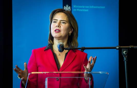 Minister Cora van Nieuwenhuizen tijdens een persconferentie