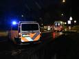 Het slachtoffer wordt gereanimeerd op de Hogelandseweg in Nijmegen.