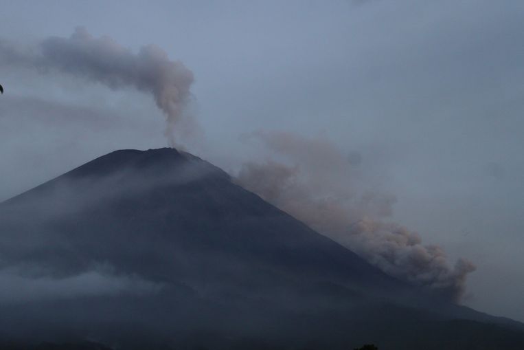 Tiga belas tewas dan puluhan luka-luka dalam letusan gunung berapi Jawa