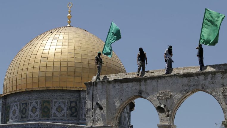Hamas-strijders staan op de Rotskoepel in Jeruzalem. Beeld afp