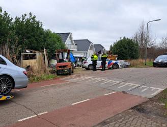 Politie valt met speurhonden woonwagenkamp binnen in Lith