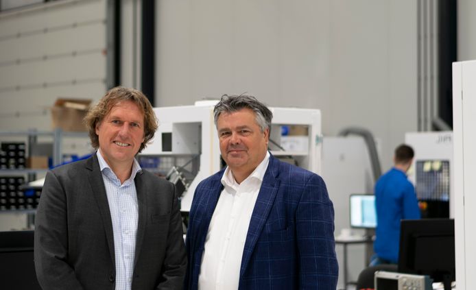 Guido du Pree (l) en Leon Giesen van Sioux in de hal waar de Xyall-systemen geproduceerd gaan worden.