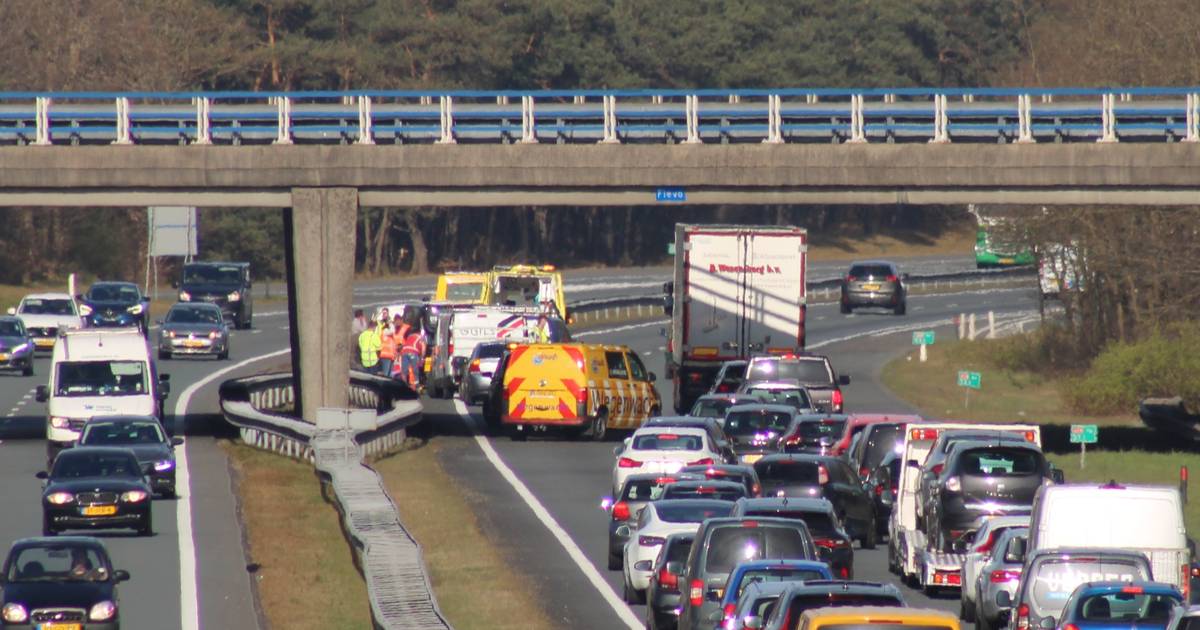 Driedubbel ongeluk op A28 bij Harderwijk zorgt voor flinke file.